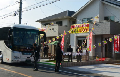 「家づくりの文化交流会」を開催。23社・39名が集まり、貸切バスで移動しながら、分譲住宅や体験ショールームなどを案内した。