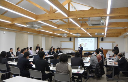 研修棟の会議室で、会員の方々に事業展開の特徴や販売戦略、今後の方向性などを説明。エリアが違うのでオープンな話ができる。
