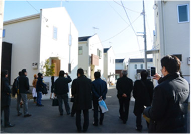 「家づくりの文化交流会」を開催。同じデザインの建物が建ち並ぶ「D'sタイプ」の街並みなどを案内した。