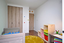 子ども部屋には、造り付けのクローゼットと飾り棚があります。<br>お気に入りのオモチャや人形などを並べて楽しめます。